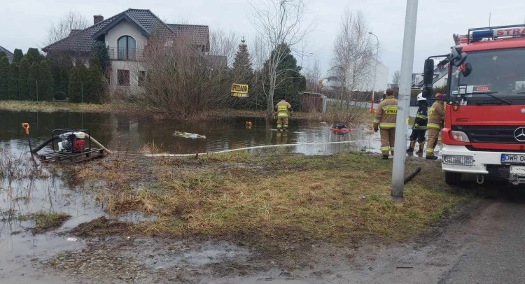 Coraz groźniej pod Wrocławiem. Woda zalewa podwórka, OSP Siechnice