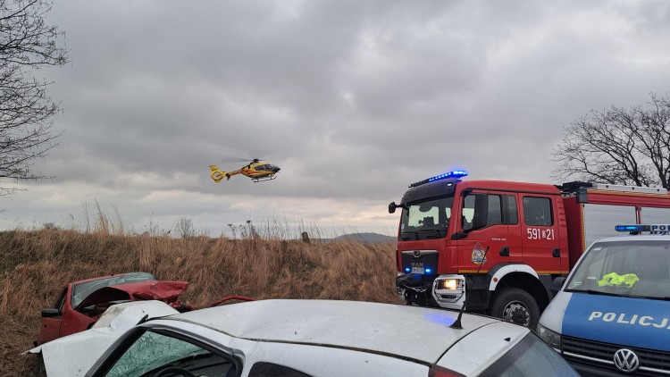 Poważny wypadek koło Ząbkowic Śląskich. Kierowcy byli uwięzieni w autach, mł.kpt. Mirosław Gomółka