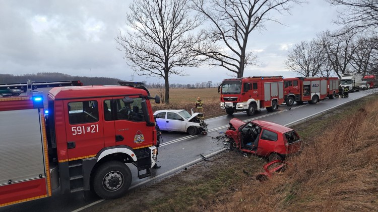 Poważny wypadek koło Ząbkowic Śląskich. Kierowcy byli uwięzieni w autach, mł.kpt. Mirosław Gomółka