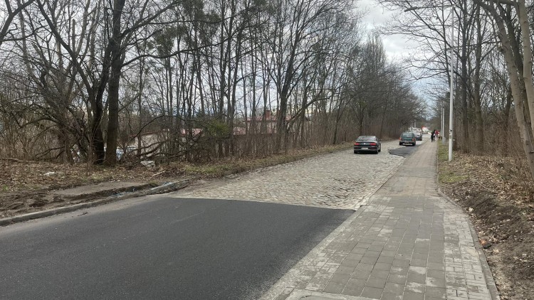 Wrocław: Co tu się stało? Wyremontowali ulicę, ale kawałek został nietknięty, 