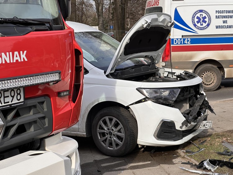 Wrocław: Wypadek na Sępolnie. Kierowca staranował zaparkowane auta, Jakub Jurek