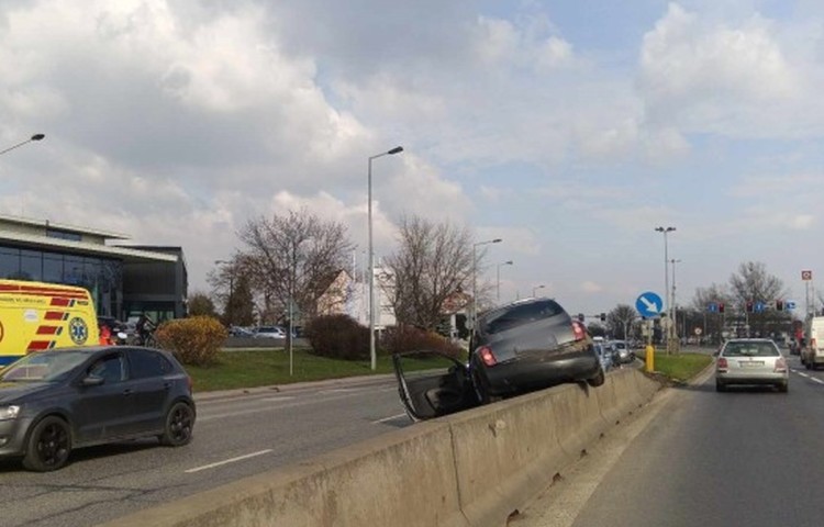 Wrocław: Wypadek na al. Karkonoskiej. Nissan zawisł na betonowych barierkach, is