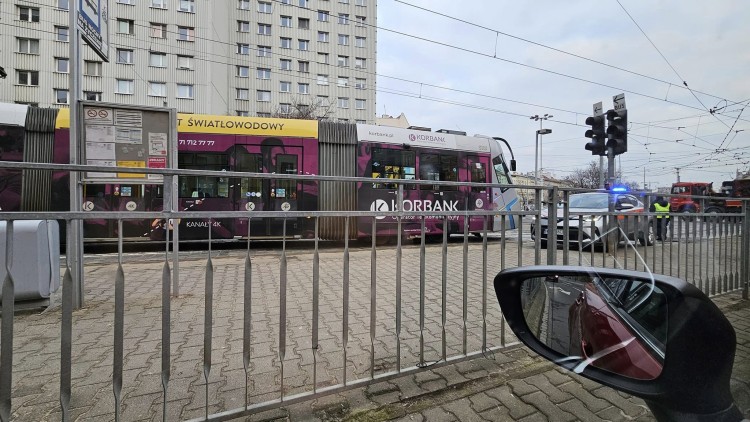 Wrocław: Tramwaj wykoleił się na Mostach Pomorskich. Komunikacja jeździła objazdami, użyczone