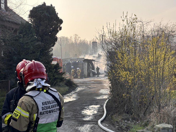 Duży pożar we Wrocławiu. Spłonął warsztat samochodowy i ciężarówki, Jakub Jurek