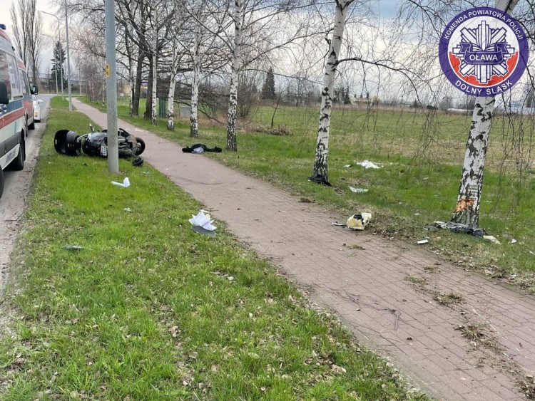 Śmiertelny wypadek motocyklisty. Leżące na trawniku ofiary znaleźli przechodnie, KPP Oława
