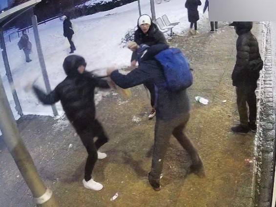 Trzech mężczyzn pobiło człowieka na przystanku. Policja pokazuje ich twarze, KMP Wrocław