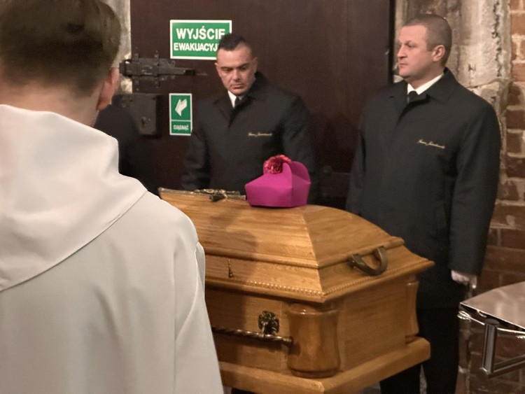 Pogrzeb Mariana Gołębiewskiego. Tak kler żegnał biskupa, który tuszował pedofilię, Jakub Jurek