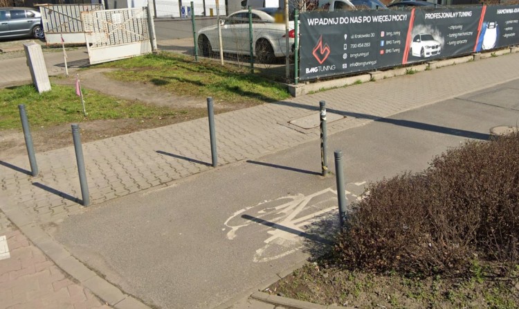 Wrocław: Wypadek na drodze rowerowej. A wszystko przez słupek, Google Street View