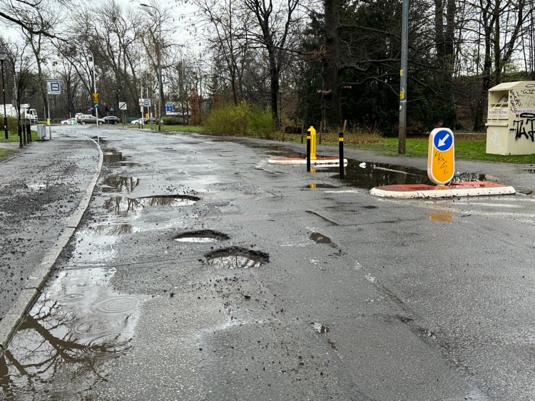 Wrocław: Ta ulica jest dziurawa jak ser szwajcarski. ZDiUM: Jeszcze dziś naprawa, Askaniusz Polcyn