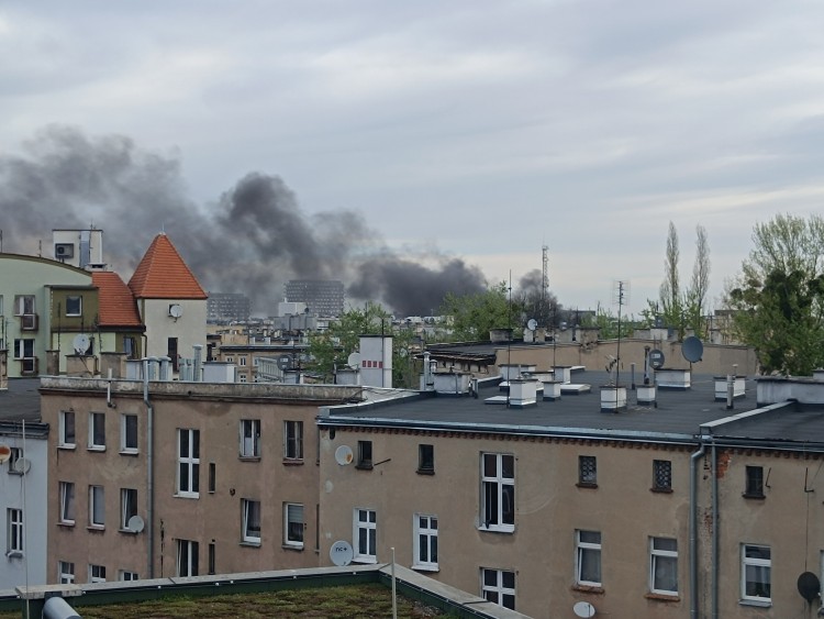 Wrocław: Pożar na Namysłowskiej. Paliły się śmieci i opony, grupa Co tam na Nadodrzu