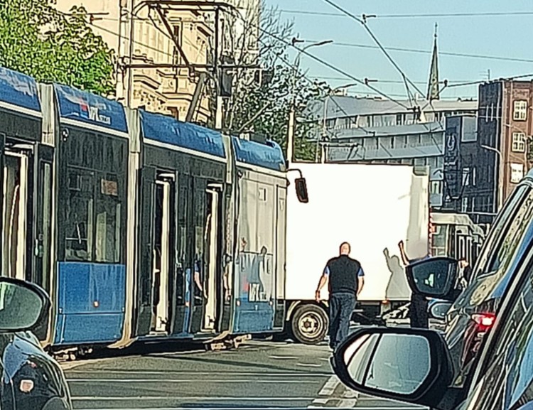 Wrocław: Tramwaj zderzył się z dostawczakiem na Traugutta, Korespondenci MPK
