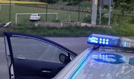 Uciekając przed policją pijany kierowca przeleciał autem 20 metrów i... wpadł do bramki, KPP w Strzelinie