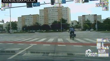 Rowerzysta przejeżdża na czerwonym świetle... tuż przed radiowozem (ZOBACZ FILM)