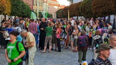 Prawie 9 tys. pielgrzymów w sobotę przejdzie przez Wrocław (UTRUDNIENIA DLA KIEROWCÓW)