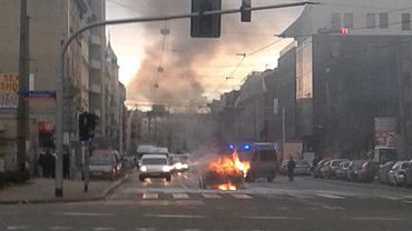 Wrocław: pożar samochodu na skrzyżowaniu w centrum