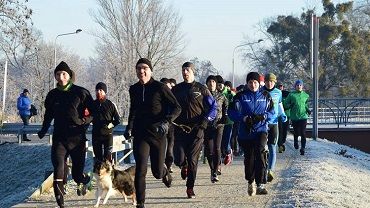 54 biegaczy (i pies) pożegnało rok biegiem parkrun [ZDJĘCIA]