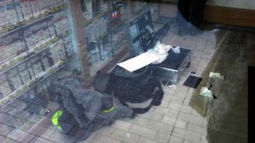 Napad na aptekę we Wrocławiu. Napastnik groził „przedmiotem przypominającym broń” [ZDJĘCIA]