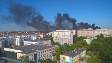 Wielki pożar we Wrocławiu. Czarny dym widoczny z daleka [ZDJĘCIA, WIDEO]