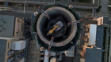 Ruszyła rozbiórka 120-metrowego komina elektrociepłowni [ZDJĘCIA]