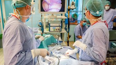 Wrocław: Uniwersytet Medyczny na żywo transmituje najciekawsze operacje [WIDEO]