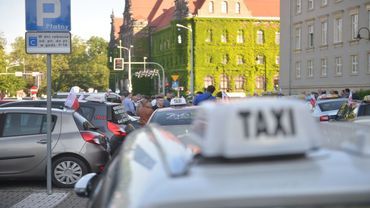 Wrocławscy taksówkarze zablokowali parking pod urzędem [ZOBACZ ZDJĘCIA]