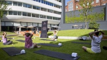 Ruszają bezpłatne zajęcia jogi na trawie w centrum miasta