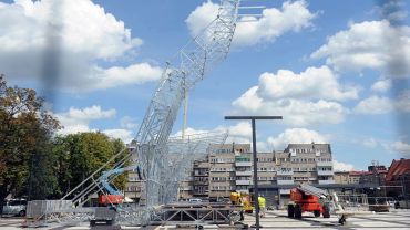 Na placu Nowy Targ powstaje gigantyczna metalowa konstrukcja. Co to będzie? [ZDJĘCIA]