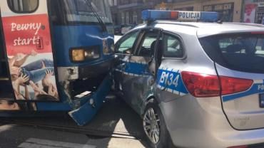 Radiowóz wjechał pod tramwaj na Nowowiejskiej. Dwóch policjantów rannych