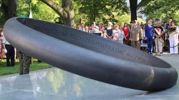 Poseł PiS składa zawiadomienie do prokuratury w sprawie zdjęcia przy pomniku rotmistrza Pileckiego