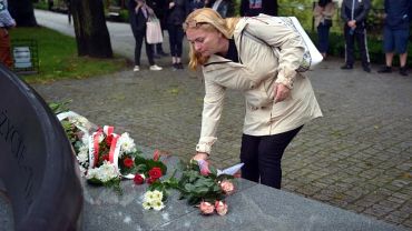 Narodowcy i patrioci pod pomnikiem rotmistrza Pileckiego: „To nie była reprezentatywna grupa wrocławian” [ZDJĘCIA]