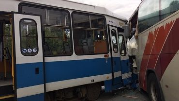 Tramwaj zderzył się z autokarem na Kwidzyńskiej. Ranny motorniczy [ZDJĘCIA]