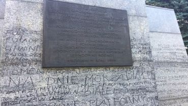 Wrocław: ktoś popisał Pomnik Ofiar Zbrodni Katyńskiej [ZDJĘCIA]