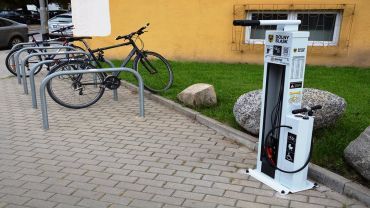 Urząd marszałkowski dla rowerzystów. Stanęła tam stacja naprawy ich sprzętu [ZDJĘCIA]