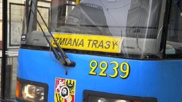 Wykolejenie tramwaju na pętli Księże Małe, połamany pantograf we Wrocławskim Parku Przemysłowym