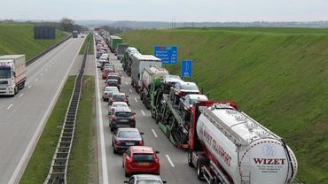 Zderzenie busa i dwóch ciężarówek pod Wrocławiem. Zablokowana autostrada
