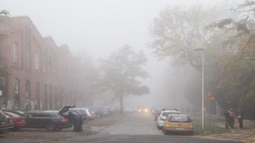 Nagła zmiana pogody: Wrocław spowity mgłą. Kierowcy, nie rozpędzajcie się! [ZDJĘCIA]