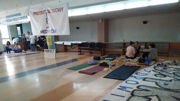 Lekarze rezydenci rozpoczęli strajk głodowy we Wrocławiu [ZDJĘCIA]