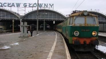 Wrocławski policjant interweniował w... pociągu. Pomagał omdlałej kobiecie