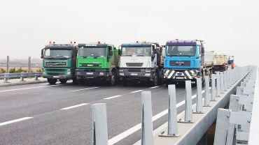 Wrocław: ciężarówki wyładowane żwirem sprawdziły wytrzymałość nowego mostu [ZDJĘCIA]