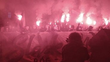 Wrocław: blokada nie zatrzymała marszu z okazji 11 listopada. „Nie wszystkim podoba się nasza niepodległość” [ZDJĘCIA, WIDEO]
