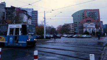 Zderzenie tramwaju z motocyklem na Legnickiej. Motocyklista w szpitalu, są objazdy [ZDJĘCIA]