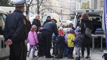 Wrocławscy strażnicy pokazali dzieciom jak działa dymomierz [ZDJĘCIA]