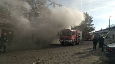 Wrocław: pożar na terenie Portu Miejskiego. Paliły się magazyny i warsztaty [ZDJĘCIA]
