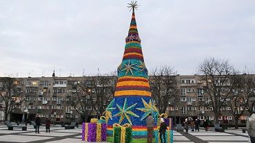Świąteczne ozdoby na placu Nowy Targ. Kolorowa choinka czy... pisanka?