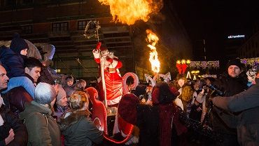 Tradycyjna parada ze Świętym Mikołajem przeszła przez Rynek [ZDJĘCIA]