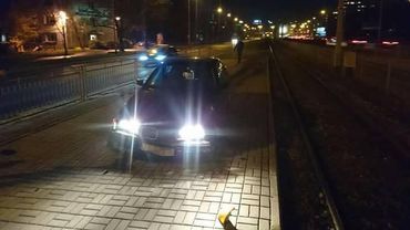 Nocna kolizja na Legnickiej. Kierowca wjechał w przystanek i porzucił auto [ZDJĘCIA]