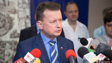 Minister Mariusz Błaszczak odwiedził policjanta rannego podczas strzelaniny w Wiszni Małej [ZDJĘCIA]