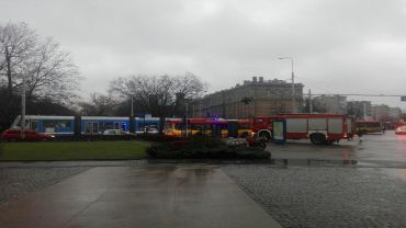 Dwa tramwaje zderzyły się w centrum. Paraliż skrzyżowania, są ranni [ZDJĘCIA]