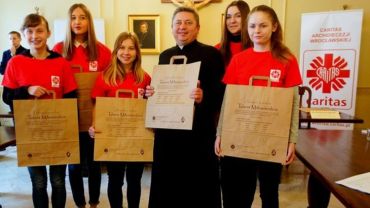 Wrocławska Caritas do czwartku rozdaje zaproszenia po świąteczne paczki dla ubogich