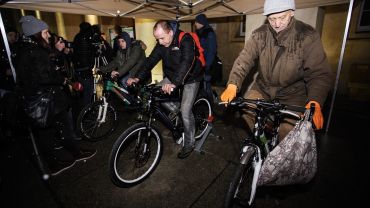 Wrocław: wiceminister i wojewoda na rowerze wygenerowali prąd do oświetlenia choinki [ZDJĘCIA]